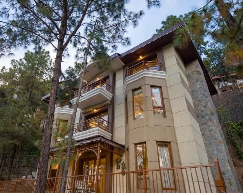 ELIVAAS Wisteria luxe 4BHK Entire Home in Kasauli — 5-Star Luxury Hotel in Kasauli, India