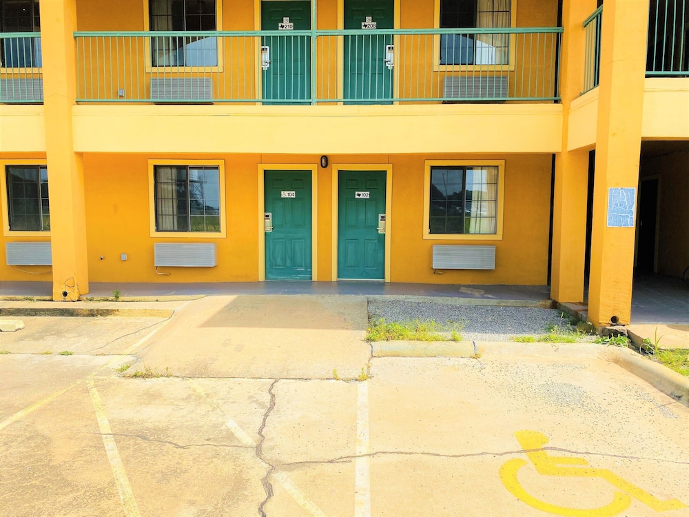 Pine Point Inn & Suites - photo 18