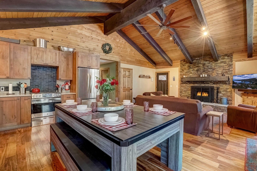 Willow's Hideaway Pet Friendly Cozy Cabin — 4-Star Luxury Hotel in South Lake Tahoe, United States