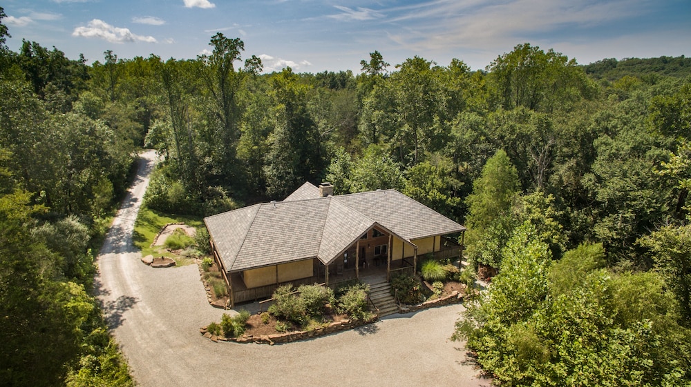 Makanda Inn 11603943 — Riverside