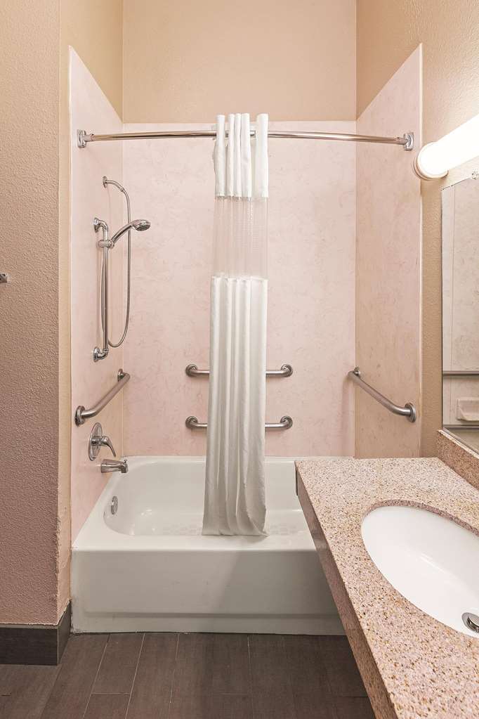 La Quinta Inn & Suites by Wyndham Houston Hobby Airport - photo 16