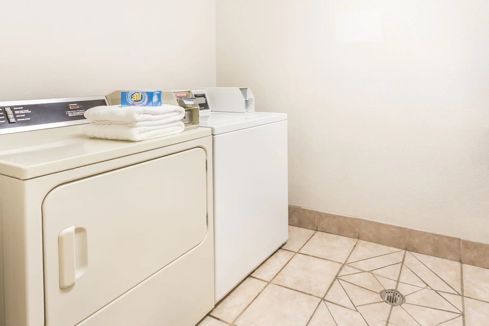 Brush inn and Suites - photo 16