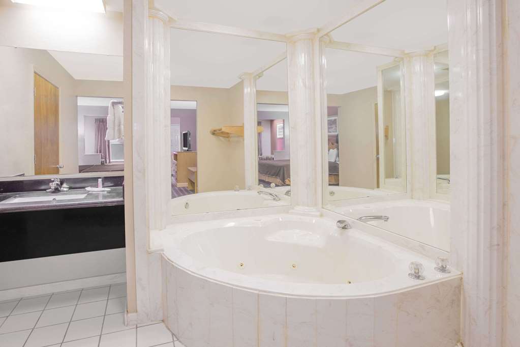 Days Inn & Suites by Wyndham Pine Bluff - photo 10