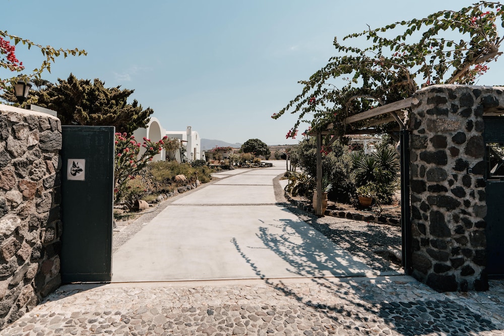 Echo Villa — 4-Star Luxury Hotel in Fira, Greece