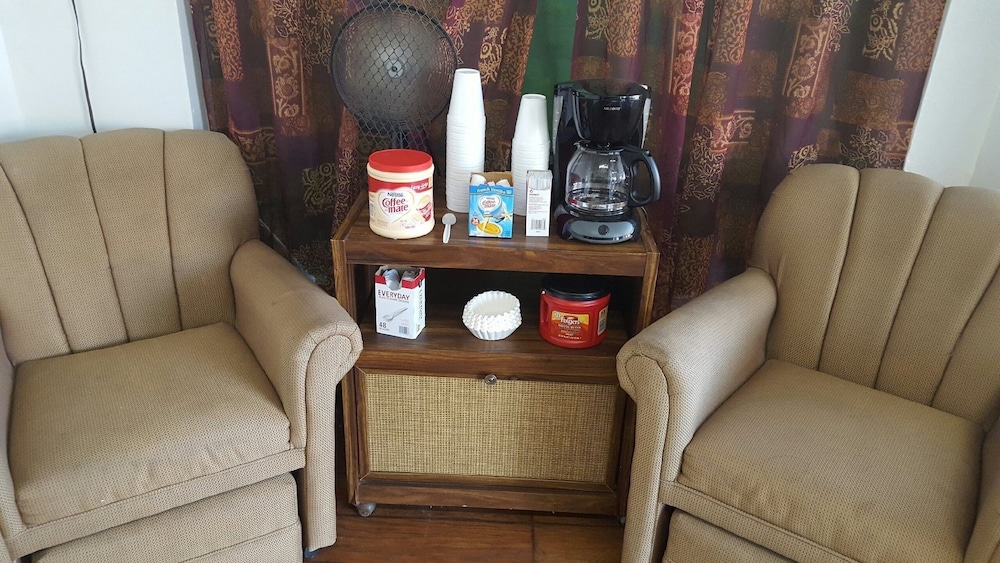 Economy Lodge - photo 2
