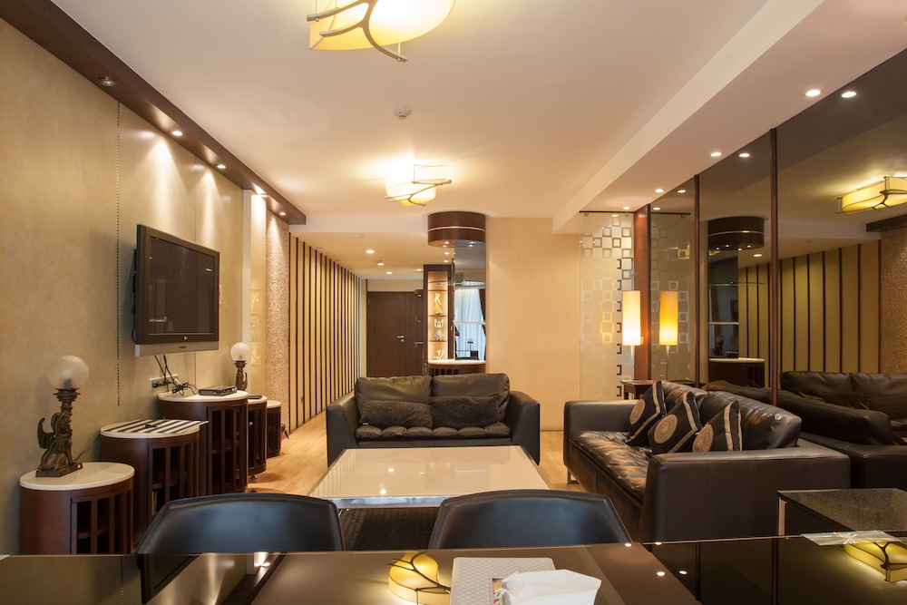2C 2 Bedroom Downtown Apartment With Shared Pool