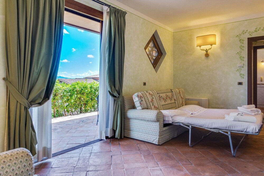 Elegant Apartments in Resort With Swimming Pool set in Nature — hotel in Collazzone