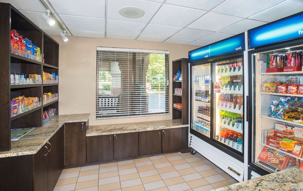 Hampton Inn & Suites Annapolis - photo 27