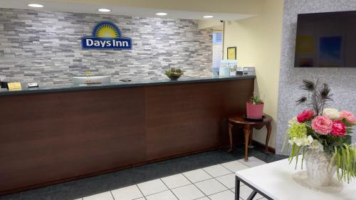 Days Inn By Wyndham Lexington Columbia - photo 3