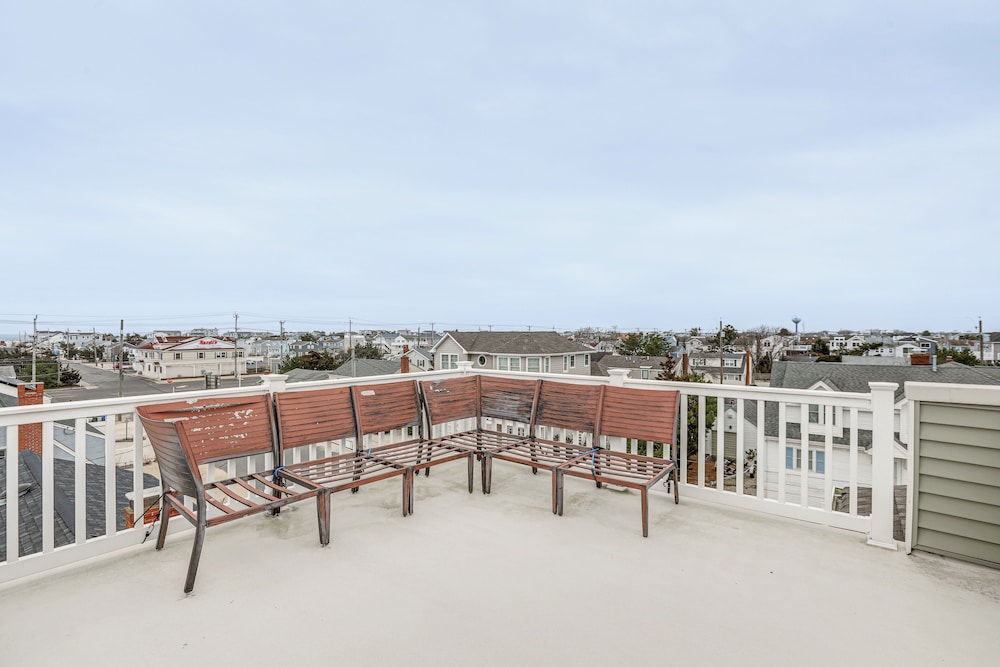 Long Beach Island Townhome w Rooftop Deck & Grill — 4-Star Luxury Hotel in Beach Haven, United States
