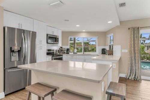 Waterfront Oasis Re Done Throughout 1 Mile From Winterberry Beach Access Pt — 4-Star Luxury Hotel in Marco Island, United States