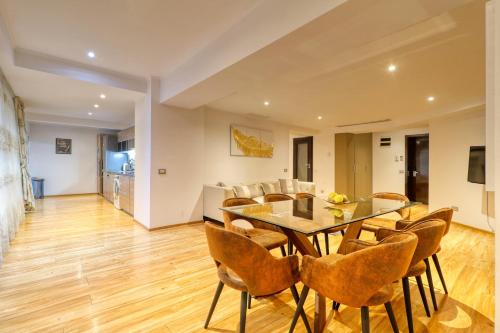 Luxurious 3 Bedroom Apartment in Herastrau — 4-Star Luxury Hotel in Bucharest, Romania