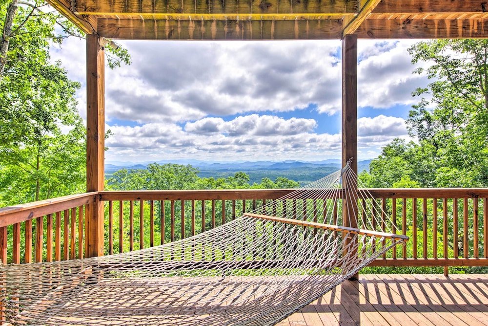 Unique Mineral Bluff Home with Mountain Views — 4-Star Luxury Hotel in Blue Ridge, United States