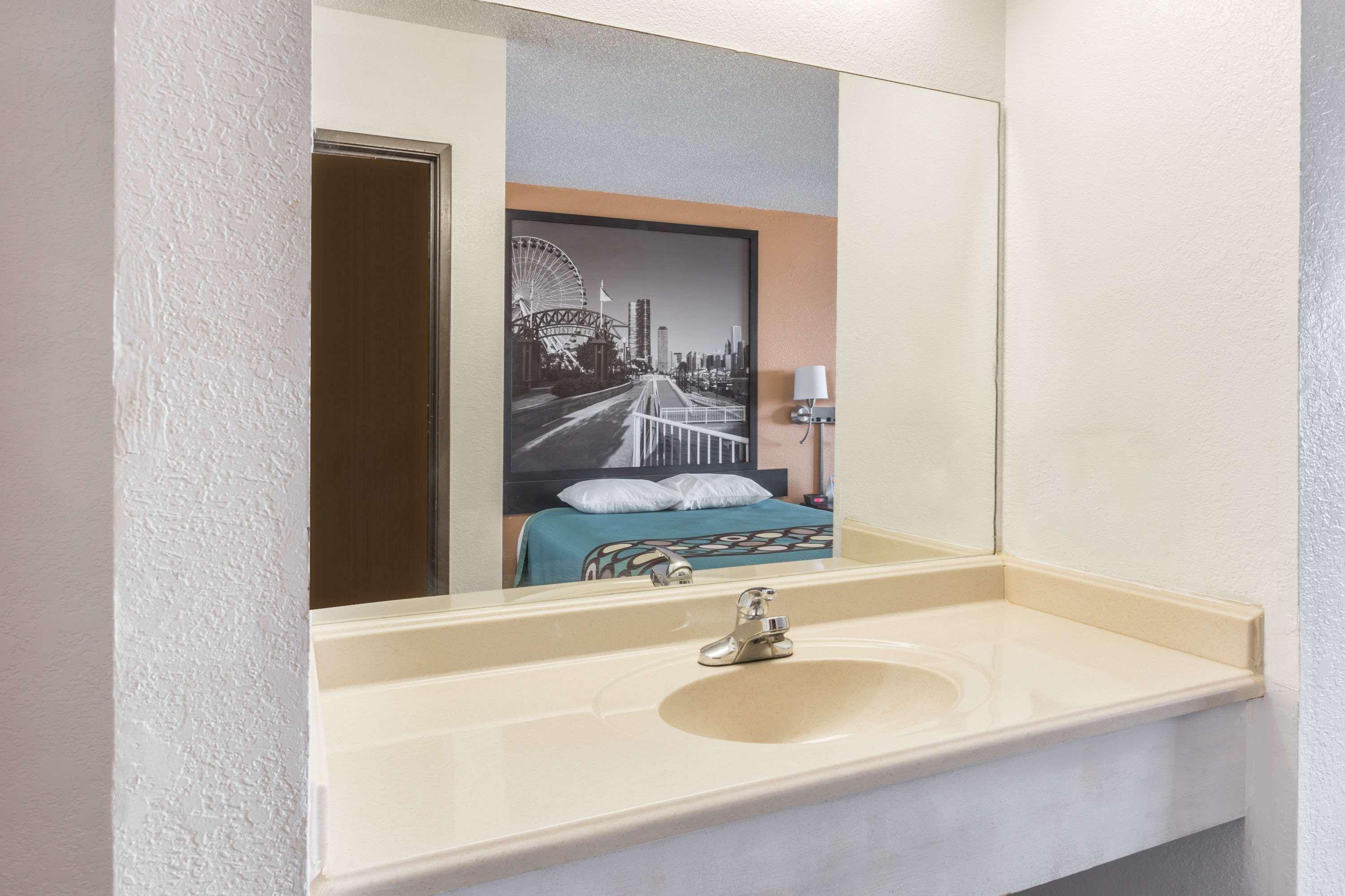Super 8 by Wyndham Bourbonnais Kankakee Area - photo 18