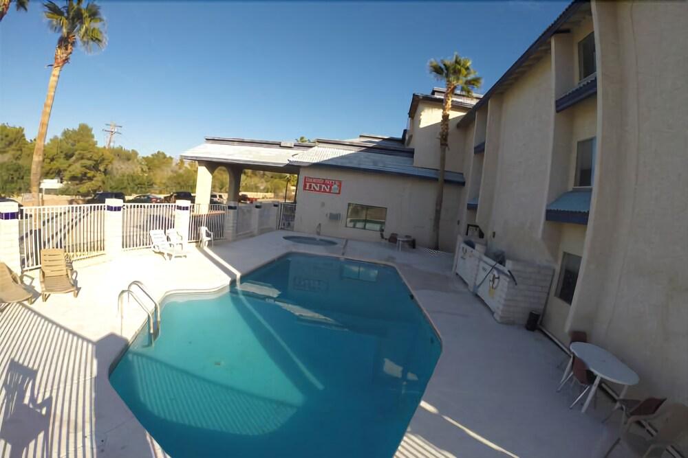 Goodnite Inn and Suites - photo 4