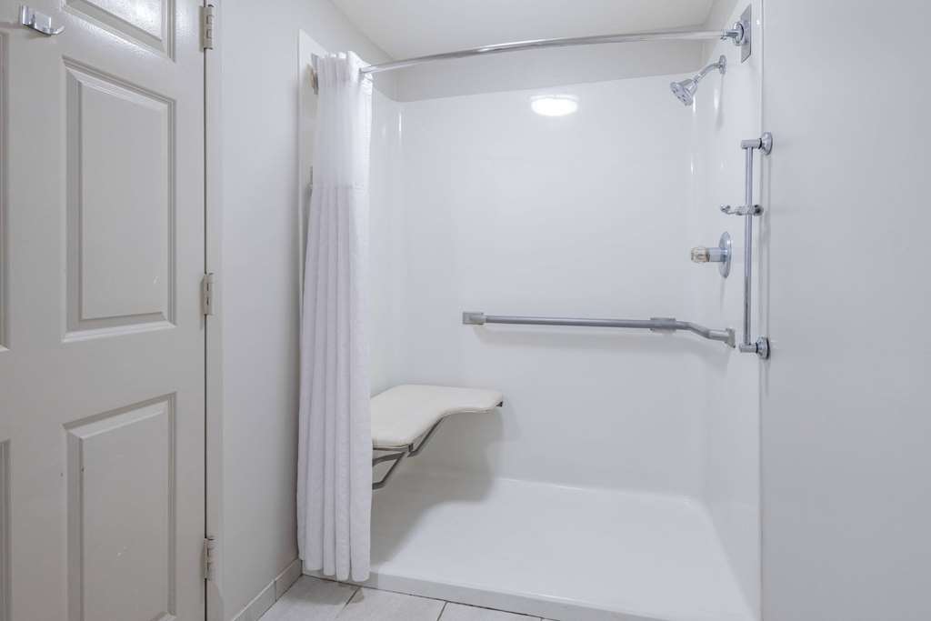 Days Inn & Suites by Wyndham Savannah Midtown - photo 27