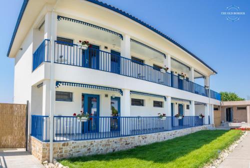 The Old Border - carbon neutral hotel in Unknown City