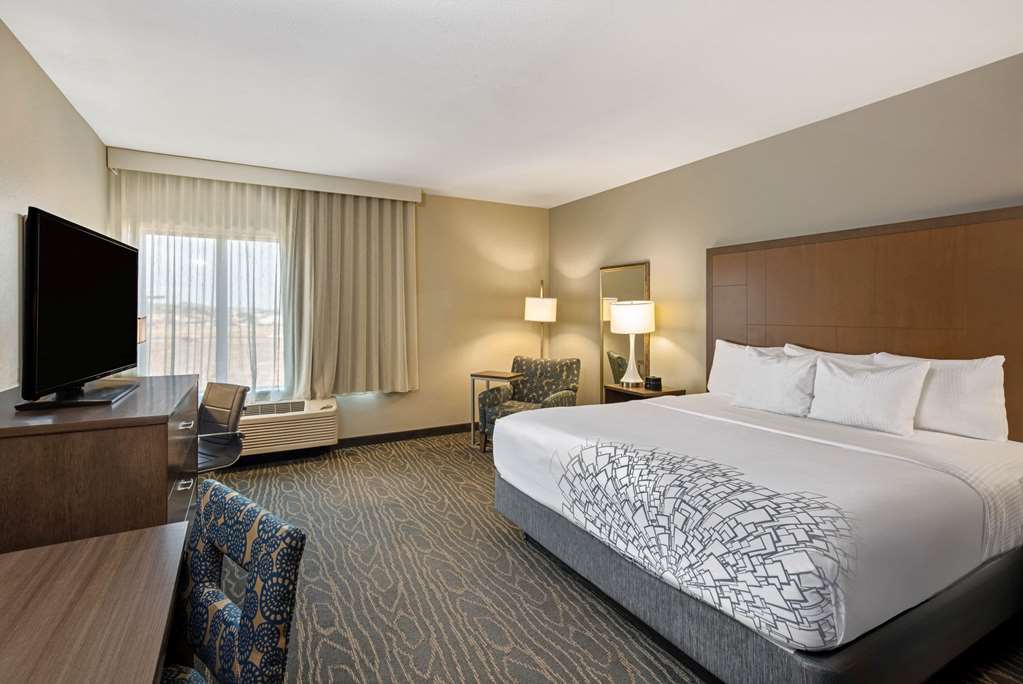 La Quinta Inn & Suites by Wyndham Kingman - photo 23