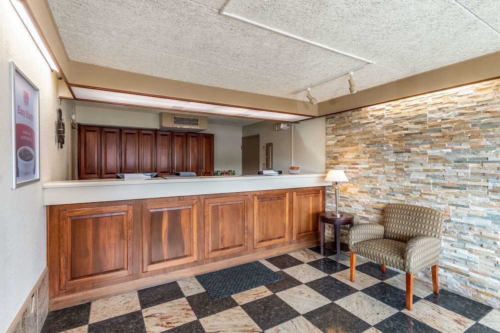 Econo Lodge - photo 4