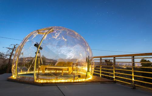 Joshua Tree West Casa Hot Tub Stargazing Dome King Bed Level 2 EV — 4-Star Luxury Hotel in Joshua Tree, United States