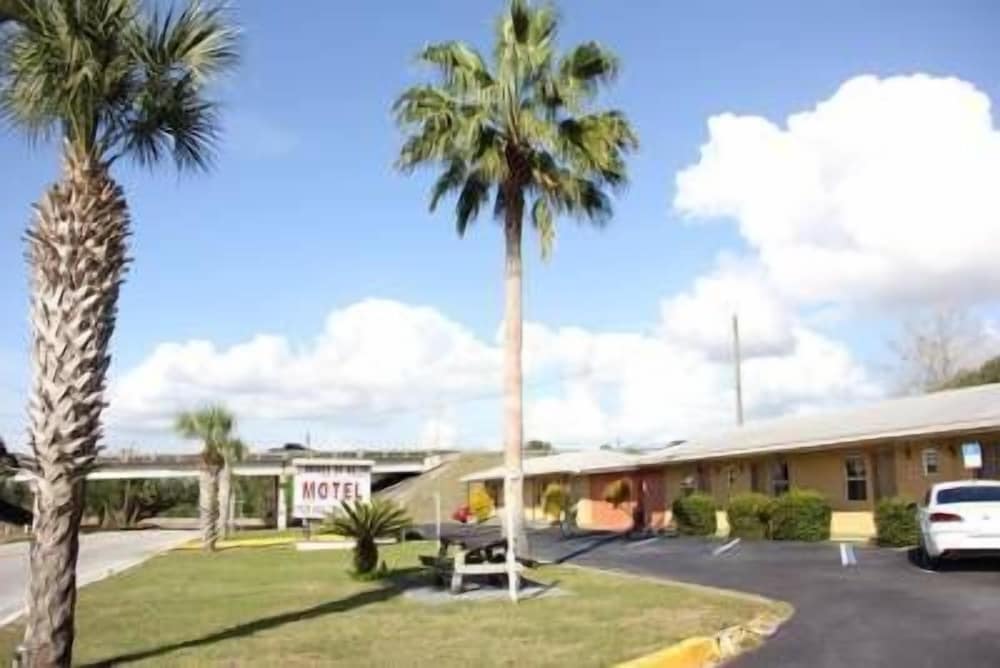 Prince of Wales Motel - photo 21