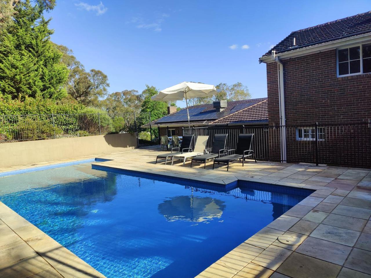 4 bedroom Acre Retreat with Pool & Garden Pets and Long Stays Welcome — 4-Star Luxury Hotel in Lower Plenty, Australia