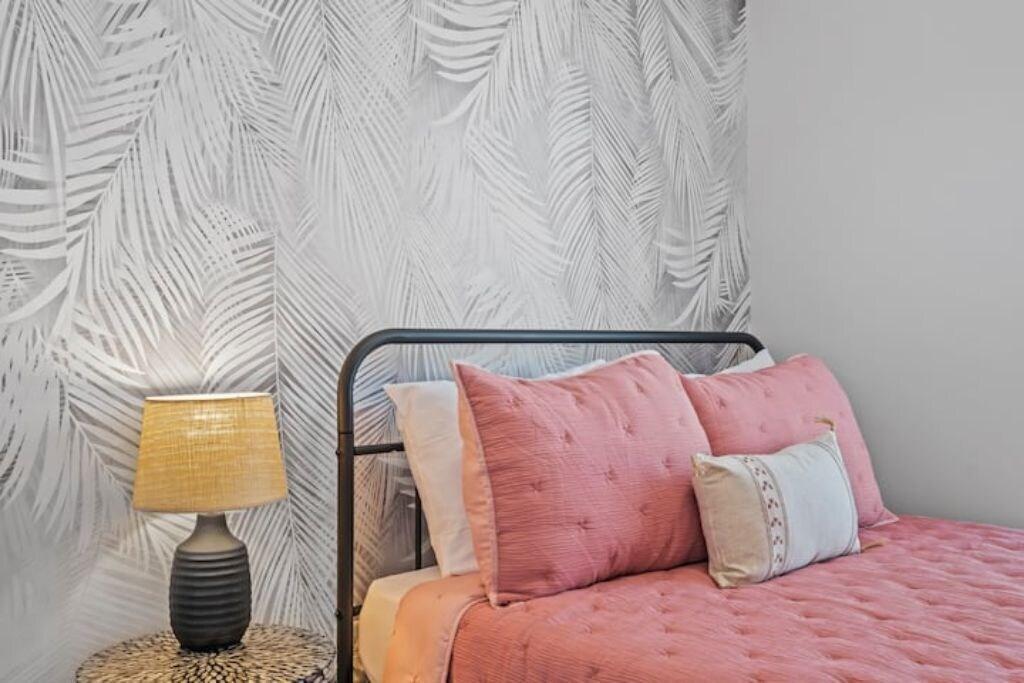 Live on the Water Lake Palmetto Palm w Patio 10Min to Downtown & Beaches in Charleston, United States