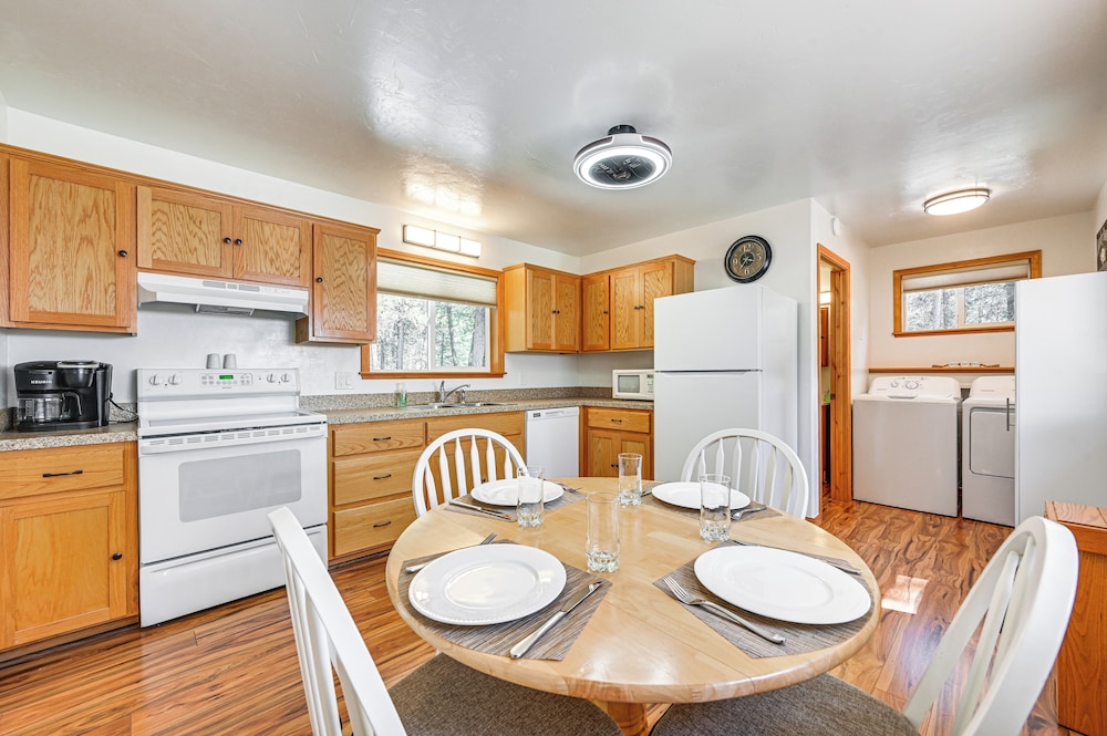 Peaceful Eureka Getaway 1 Mi to Glen Lake in Eureka, United States