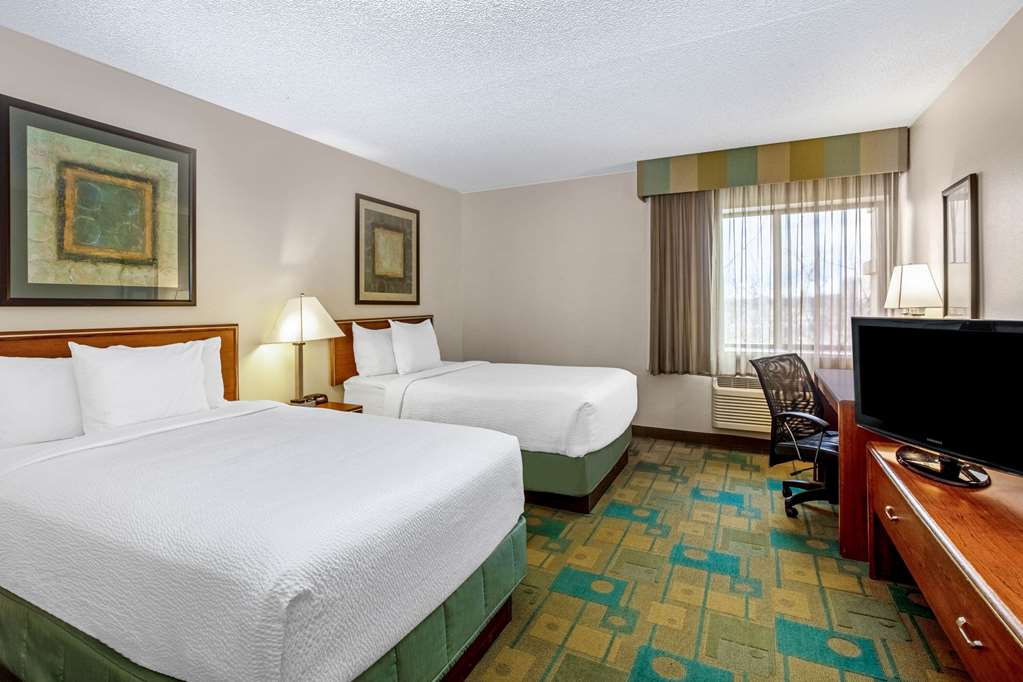 La Quinta Inn & Suites by Wyndham Des Moines West Clive - photo 44