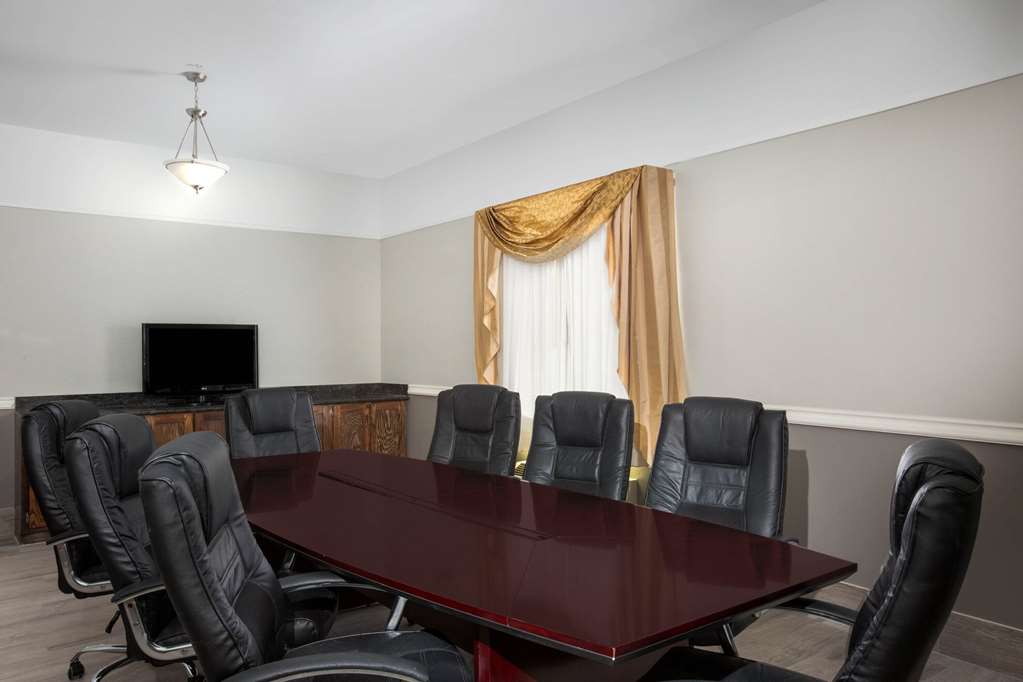 La Quinta Inn & Suites by Wyndham Raymondville - photo 112