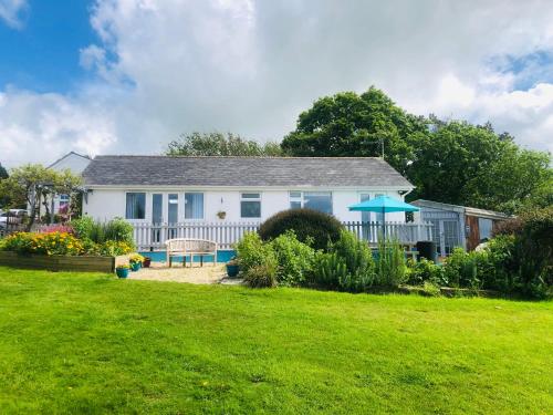 Detached peaceful spacious with easy access and very large garden in Wadebridge, United Kingdom