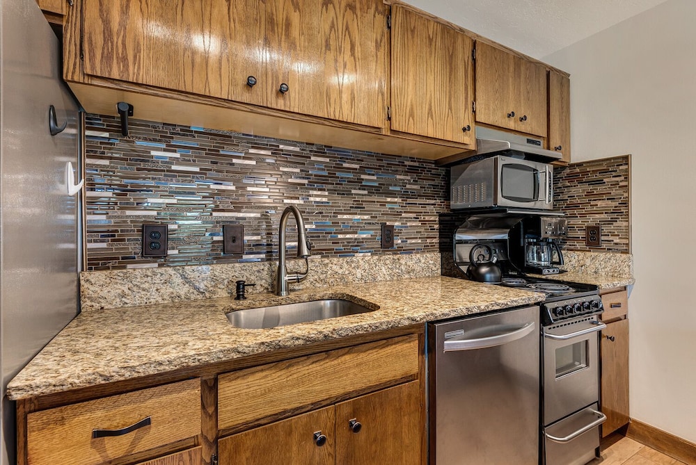 Bend Riverside Inn & Suites - photo 175