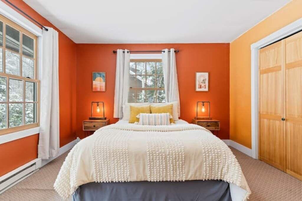 Spacious Lakefront Retreat w Stunning Views — 4-Star Luxury Hotel in Hinesburg, United States