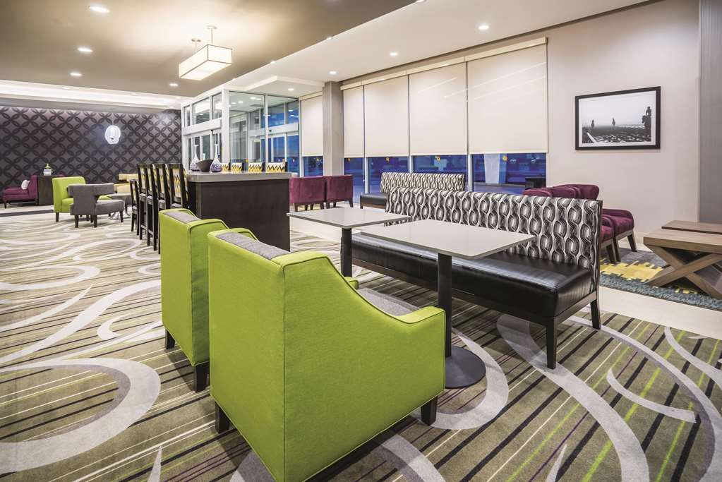 La Quinta Inn & Suites by Wyndham Clifton Park - photo 3