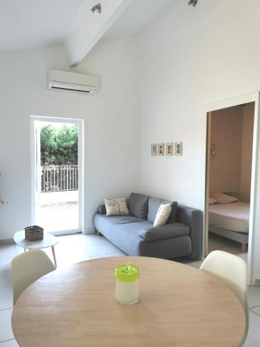 Charmant T2 Avec Exterieur Au Cœur du Vaucluse — hotel in Chateauneuf-De-Gadagne