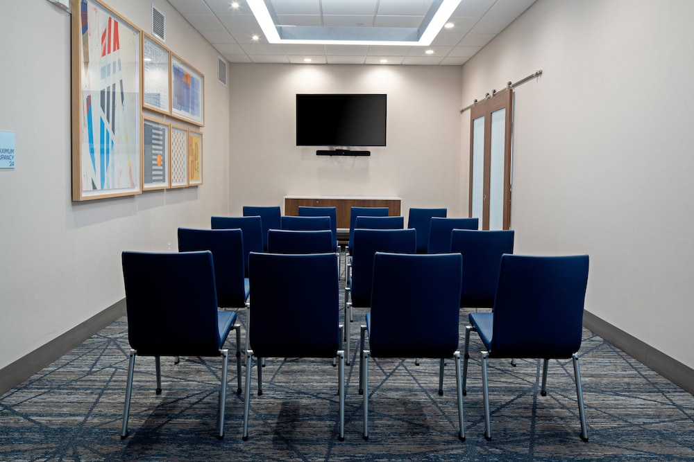 Holiday Inn Express and Suites Hollister by IHG - photo 51