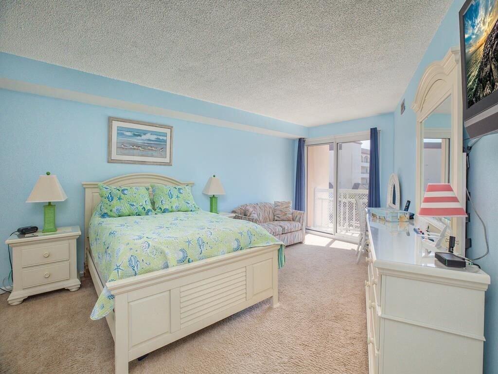 1B 1B condo with Ocean views Resort style Free WIFI Few steps to the Beach in Wildwood Crest, United States