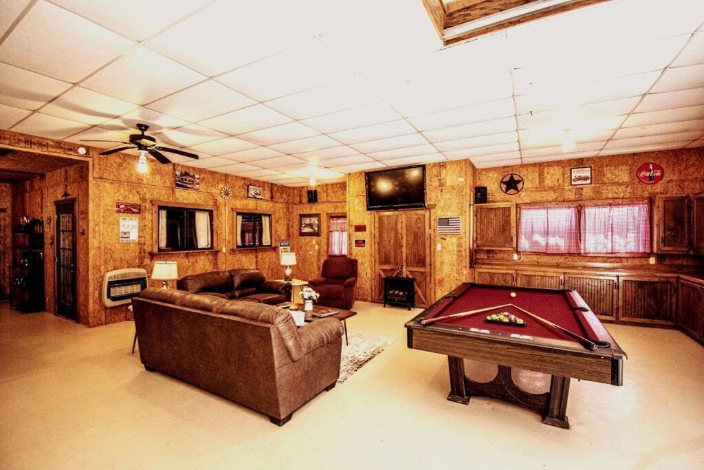 Barn dominum under a canopy of trees 3 beds — hotel in Pottsboro