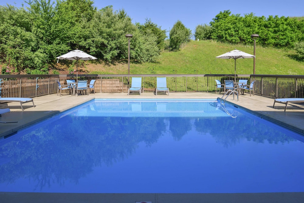 Hampton Inn Staunton - photo 29