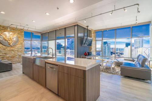 Cityscape Elegance with Water Views in San Diego, United States