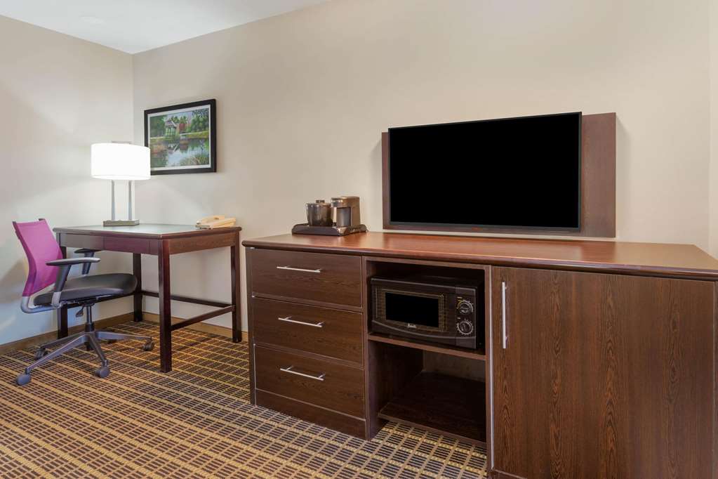 La Quinta Inn & Suites by Wyndham Rockford - photo 14