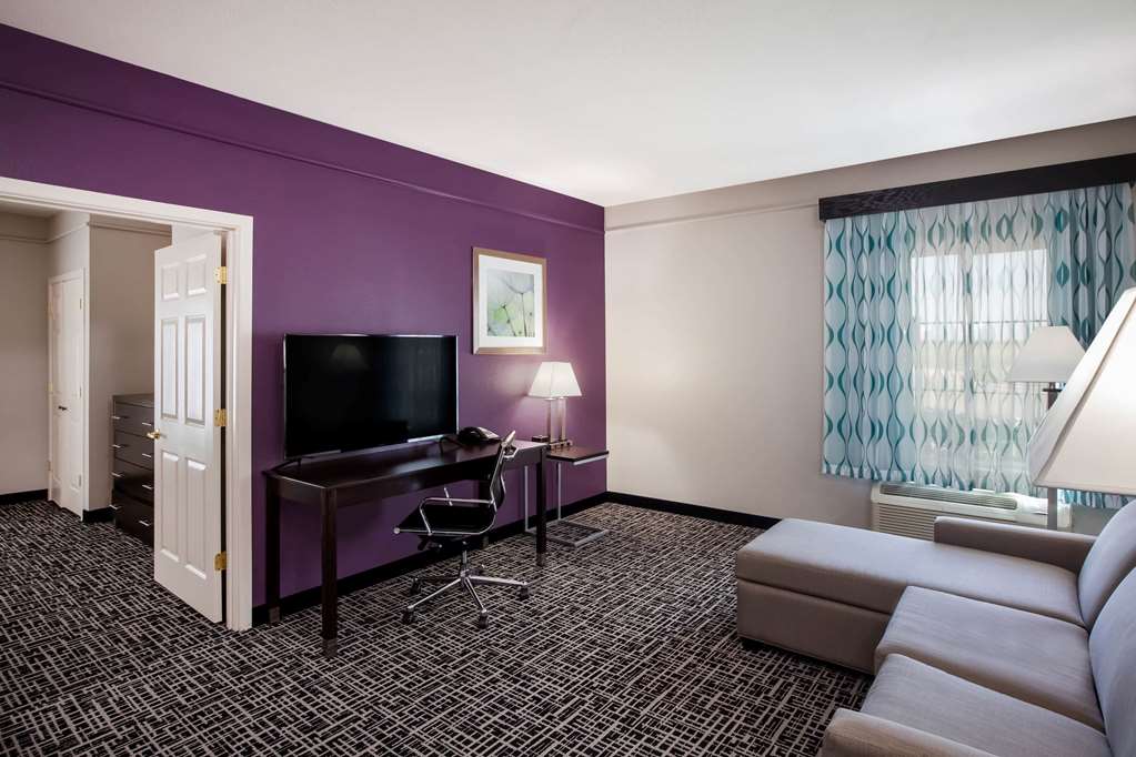 La Quinta Inn & Suites by Wyndham Lubbock North - photo 21