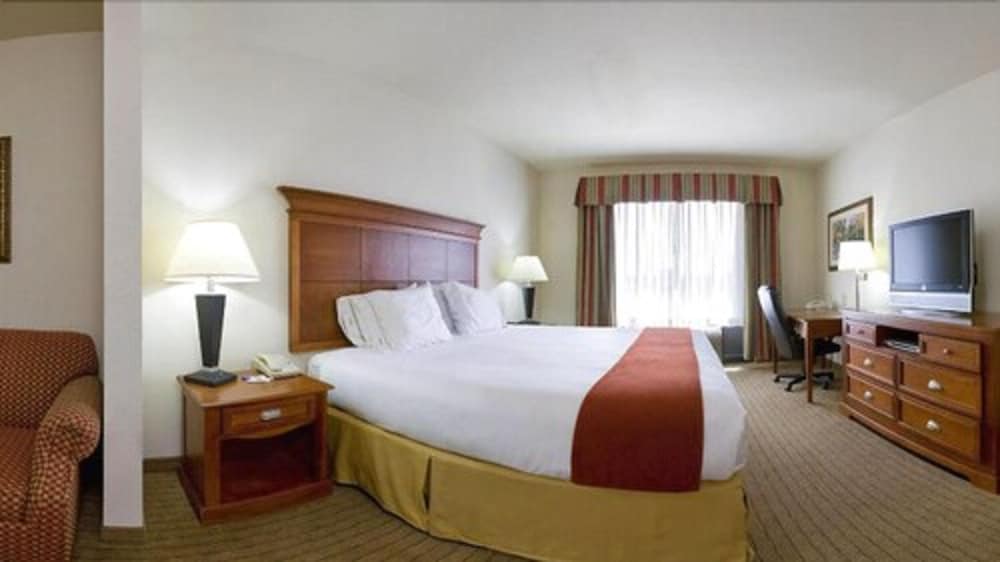 Holiday Inn Express Hotel & Suites Dyersburg by IHG - photo 23