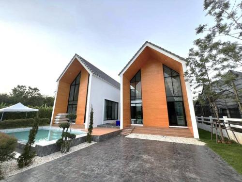 บ้านพูลวิลล่าเขาใหญ่ The Overflow - carbon neutral hotel in Pak Chong
