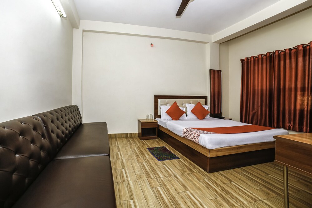 Oyo 27825 Hotel Royal — Gwalior