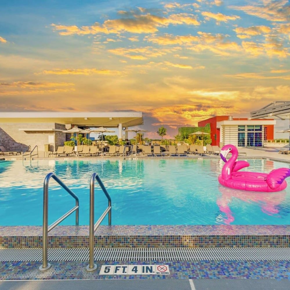 Most Liked Home Rooftop Pool Hollywood Beach Gym — 4-Star Luxury Hotel in Hollywood, United States
