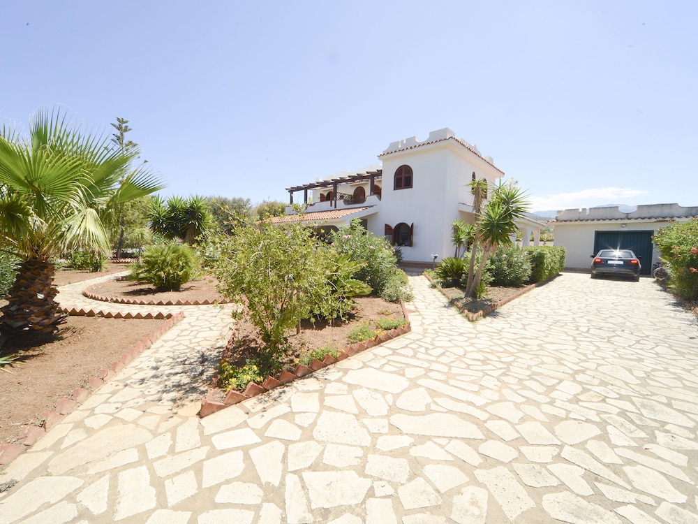 Rentopolis Memi in Campofelice Di Roccella, Italy