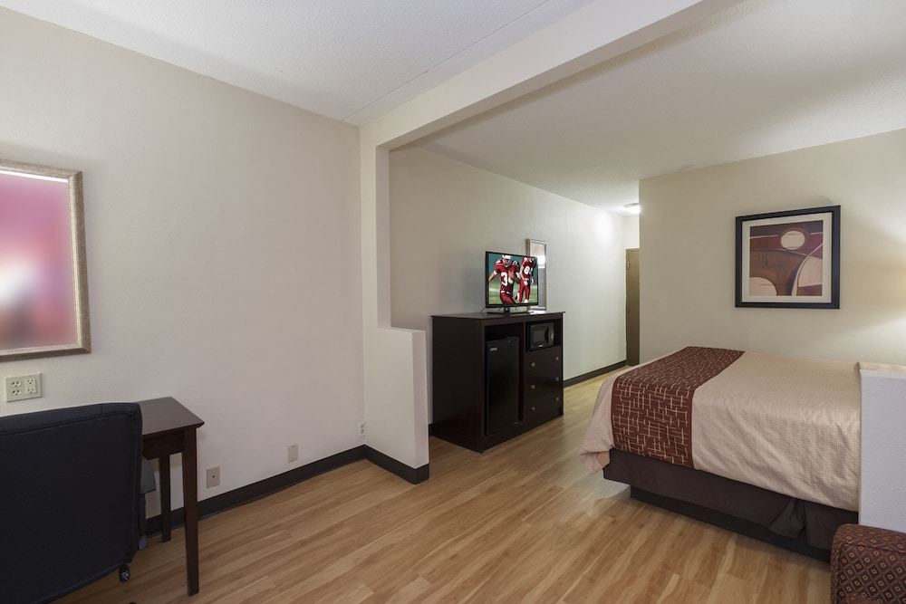 Red Roof Inn & Suites Cincinnati North Mason - photo 9