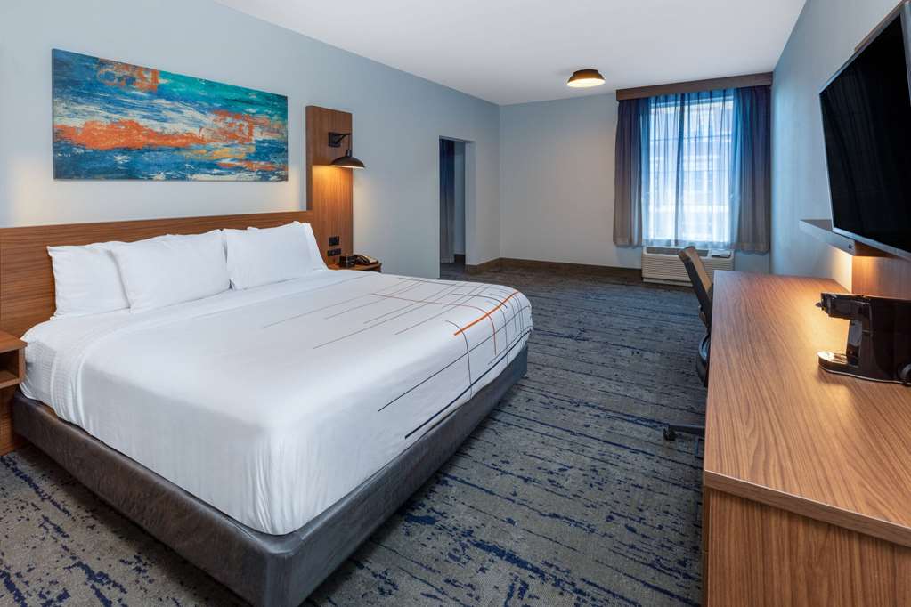 La Quinta Inn & Suites by Wyndham Dallas Frisco Stadium - photo 20