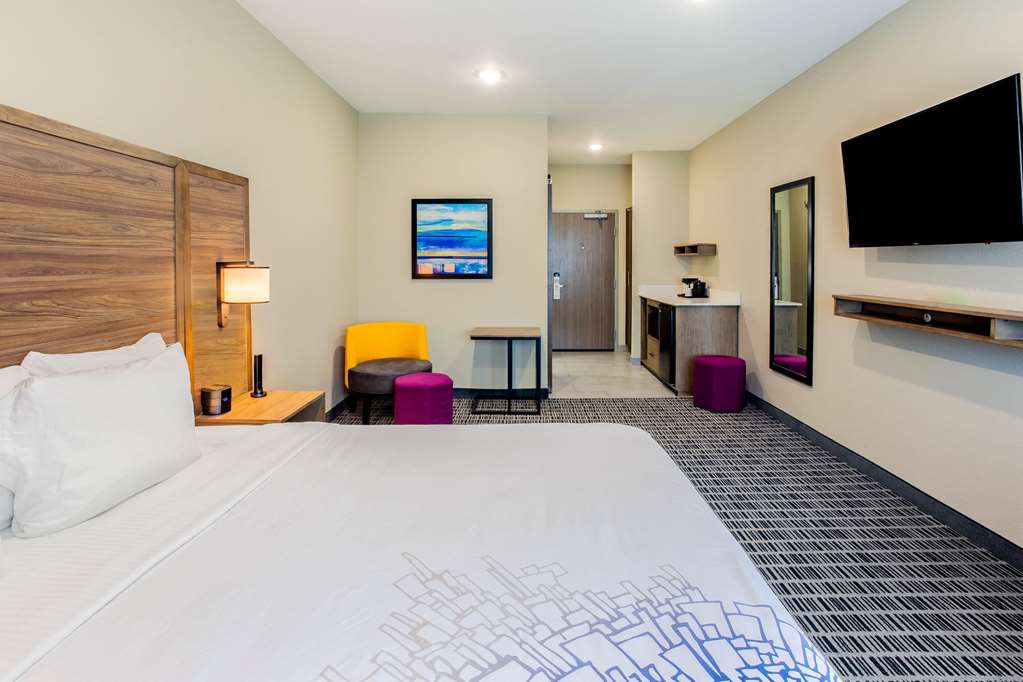 La Quinta Inn & Suites by Wyndham San Antonio Alamo City - photo 19